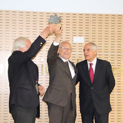 MANUEL BESTRATÉN ALZANDO SU PREMIO