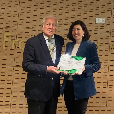 Carlos Espinosa de los Monteros y Laure Yvenou, de Sanofi