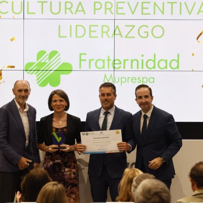 Mar Morales y Carlos Maya, en el centro de la imagen recibiendo el premio