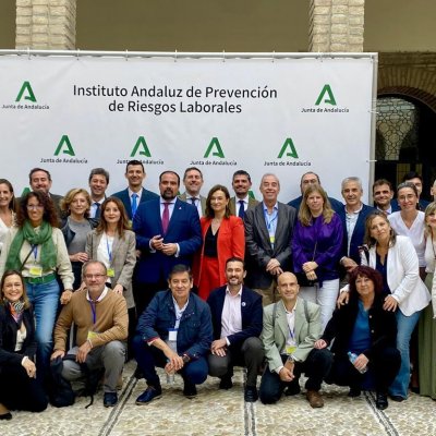 Foto de familia tras la clausura de la jornada