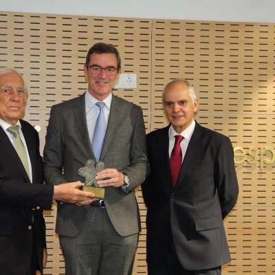 Carlos Espinsoa de los Monteros, presidente de Fraternidad-Muprespa, Felix Peinado, de la OIT y José María García Tomás, presidente del jurado