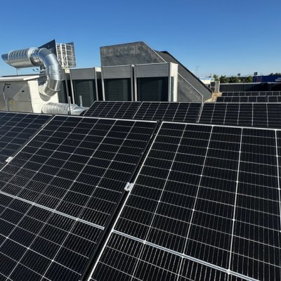 Placas solares en el techo del edificio