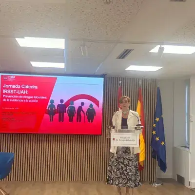 Mujer en un podio ante una pantalla de Galicia Calidade y banderas