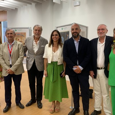 De izquierda a derecha: Sonia Medrano, directora Territorial Sur de Fraternidad-Muprespa, Luis Utrilla, presidente de la Asamblea Provincial de Cruz Roja de Málaga, Antonio José Millán, director de la Cátedra AXA de Prevención, Silvia Vela, directora de Comunicación y RRII de Fraternidad-Muprespa, Óscar Bujalance, director Provincial de la Tesorería General de la Seguridad Social de Málaga, José Almirón, vicepresidente segundo del Colegio de Graduados Sociales de Málaga, y Cristina Rivera, directora de la d