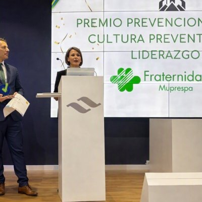 Mar Morales, en el atril, tras recibir el premio Prevencionar