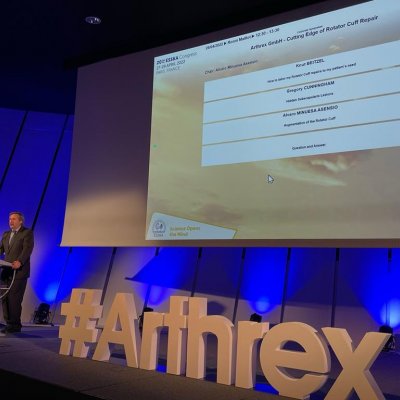 El doctor Álvaro Minuesa, durante su ponencia en el Congreso ESSKA en París