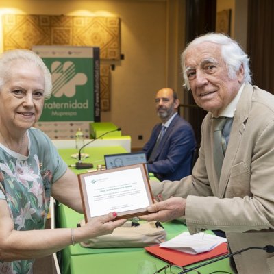 7.- Josefa Sampayo, recibiendo una placa conmemorativa de manos de Carlos Espinosa de los Monteros
