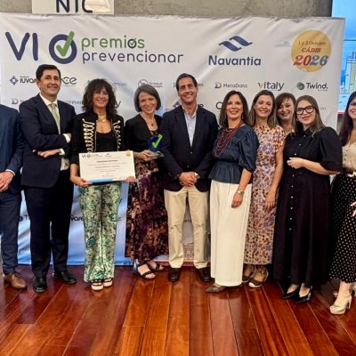 Representantes de Fraternidad-Muprespa posando con el premio