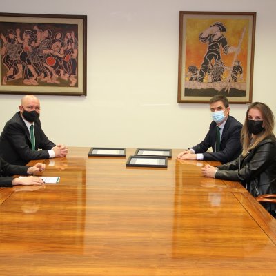 Foto del acto de entrega de certificados otorgados por AENOR