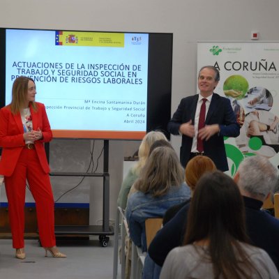 Alejandro Lamelo Garrido (Director Provincial FM) presentando la conferencia con Mª Encina Santamarina Durán (Jefa de ITSS en la dirección provincial de A Coruña)