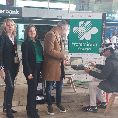 Ana Fdez. Castro, Maite Belver e Iván Fdez. Suárez, en la zona de demos del Congreso