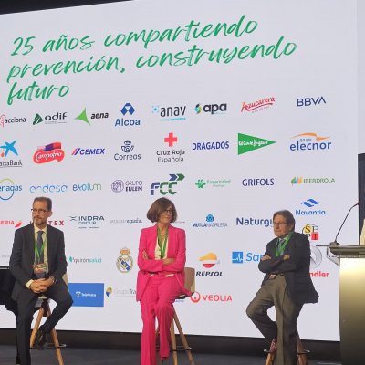 Antonio Díaz, Concepción Martín de Bustamante y Alfonso González, en el escenario, con Natalia Fdez. Laviada