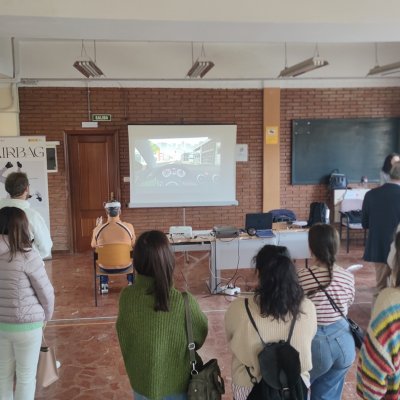 Asistente al taller probando las gafas