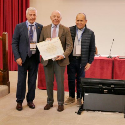 Doctor Máximo García Padrós, recibiendo un diploma