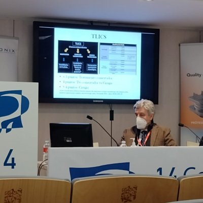 Dr Losa presentando comunicación