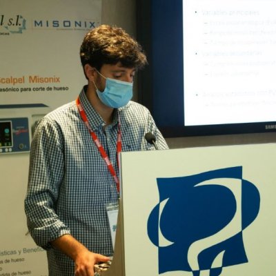 Dr Zapata presentando comunicación