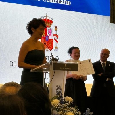 Elma Saiz, Ministra de Inclusión, Seguridad Social y Migraciones, recogiendo el premio de su Ministerio