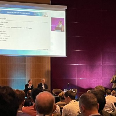 Dr. Minuesa exponiendo