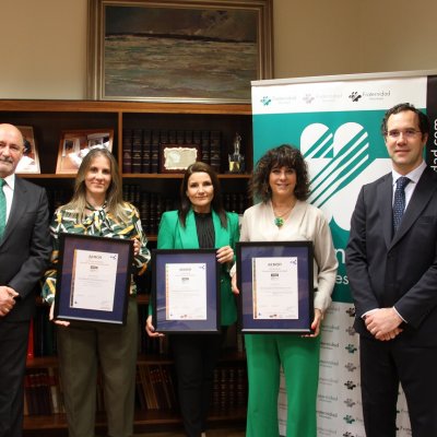 Foto de grupo con los certificados