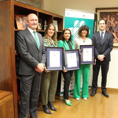 Foto de grupo con los certificados 2