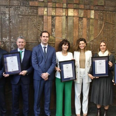 Foto de grupo con los certificados
