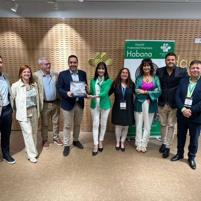 Foto de grupo correspondiente a la entrega de una placa conmemorativa de la jornada