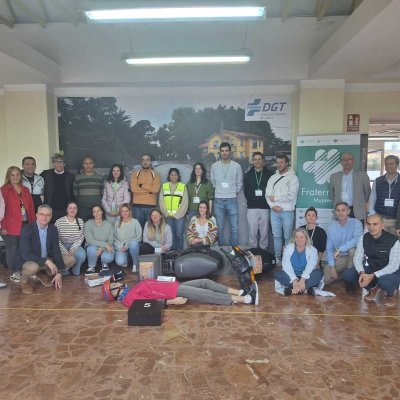 Foto de grupo de asistentes y organizadores