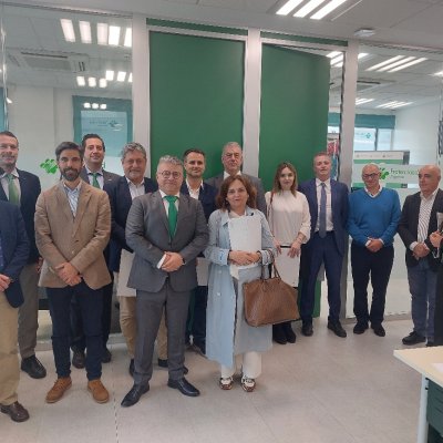 Foto de grupo de los presentes en el acto de entrega de distintivos