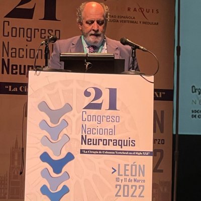 Dr. Eduardo Hevia, moderador de la Sesión científica columna vertebral