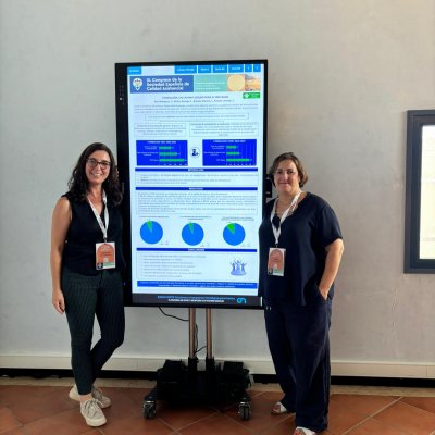 Carolina Ruiz y Elena Muñoz Bodega presentando un póster sobre el programa de formación continua del Hospital Fraternidad-Muprespa Habana