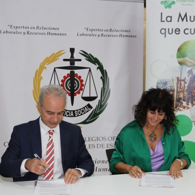 Ricardo Gabaldón y Natalia Fernández Laviada firmando