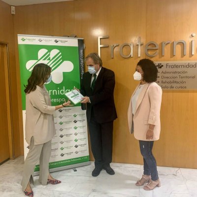 Imagen de la entrega de la placa
