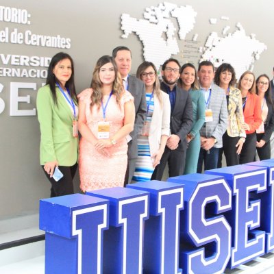 Imagen participantes junto al cartel de la Jornada