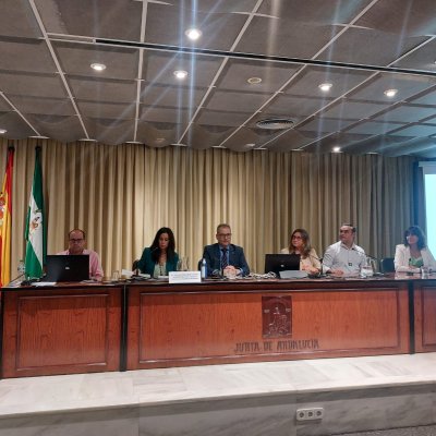 Imagen de los ponentes en la mesa durante la jornada