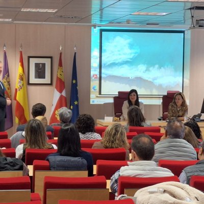 Javier Saldaña, de pie, junto a la mesa de las ponentes