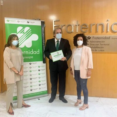 José Manuel Crespo, posando con la placa acreditativa de la renovación del certificado
