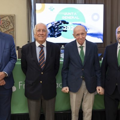 Posado de los miembros de la mesa de la Junta General de Fraternidad-Muprespa