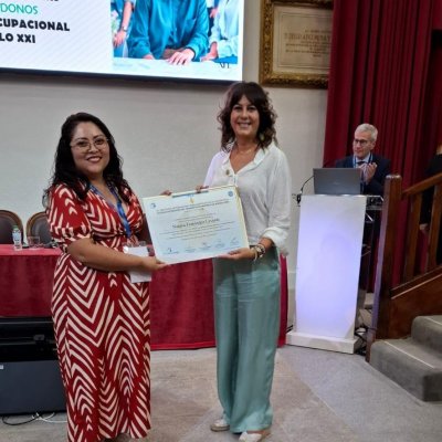 Natalia Fdez. Laviada, recibiendo el diploma por colaboración en el acto