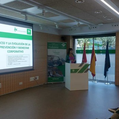 Natalia Fdez.. Laviada, en el atril de los oradores durante su participación