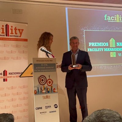 Paloma Melendo entrega el Premio a Pedro Serrera