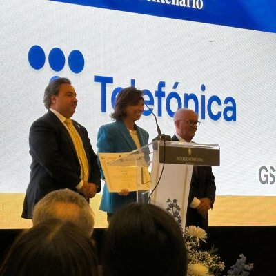 Representantes de Telefónica recogiendo su distinción