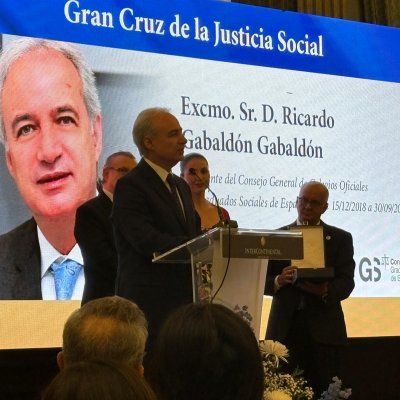 Ricardo Gabaldon recibiendo la Gran Cruz de la Justicia Social