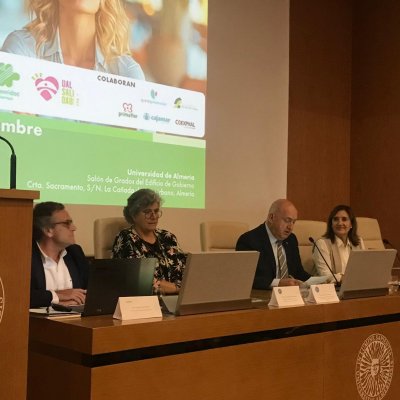 Sonia Medrano, con los participantes de la mesa inaugural