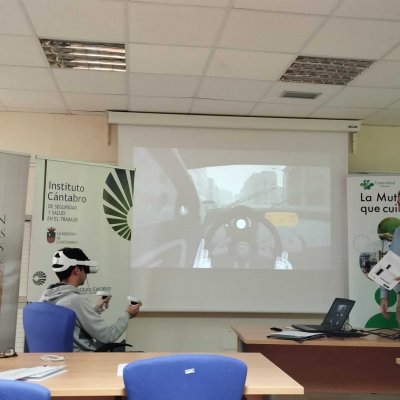 Un trabajador con el equipo de realidad virtual inmersiva