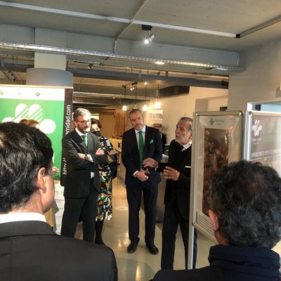 Antonio José Millán, explicando a los asistentes las características más destacadas de los carteles.