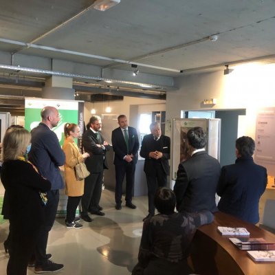 Asistentes al acto de inauguración de la exposición de carteles españoles de prevención del siglo XX en el Museo de la Industria Armera de Eibar