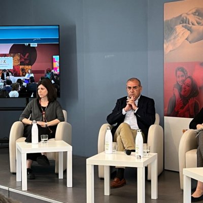 De izquierda a derecha, señora beneficiaria de la acción, Luciano Poyato, presidente de la Plataforma del Tercer Sector y Patricia Bezunartea, directora general de Diversidad Familiar y Servicios Sociales del Ministerio de Derechos Sociales y Agenda 2030