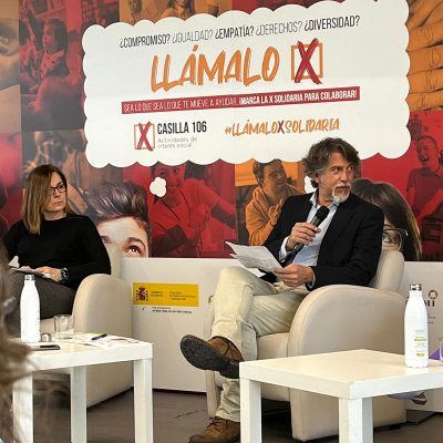 De izquierda a derecha, Patricia Bezunartea, directora general de Diversidad Familiar y Servicios Sociales del Ministerio de Derechos Sociales y Agenda 2030 y Miguel Ángel Rodríguez presentador del acto
