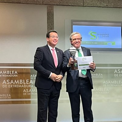 Antonio Fernández Concha-Castañeda, director provincial de Fraternidad-Muprespa en Badajoz, ha recogido en nombre de la Mutua, el Premio
