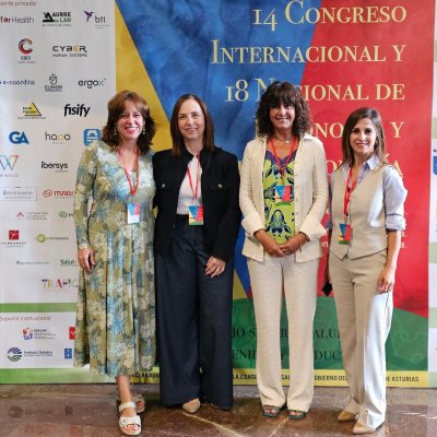 Natalia Fdez. Laviada posa con las participantes en la mesa redonda